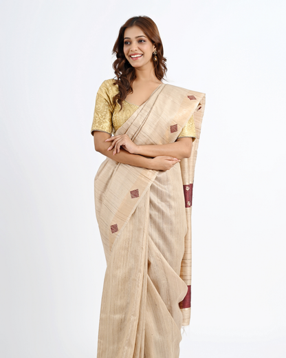 BEIGE TUSSAR SILK SAREE WITH GEOMETRIC PALLU