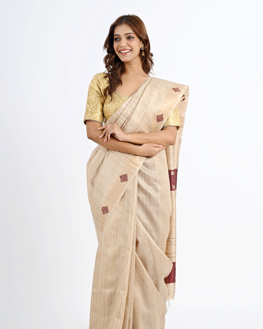 BEIGE TUSSAR SILK SAREE WITH GEOMETRIC PALLU
