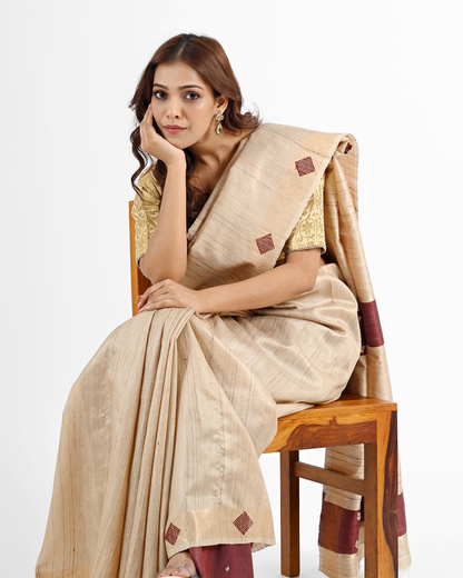 BEIGE TUSSAR SILK SAREE WITH GEOMETRIC PALLU