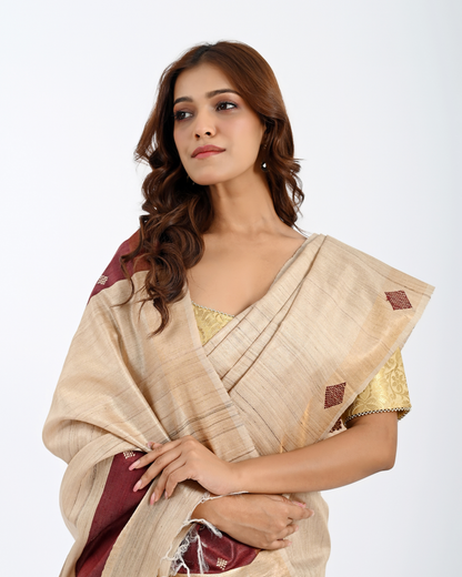 BEIGE TUSSAR SILK SAREE WITH GEOMETRIC PALLU