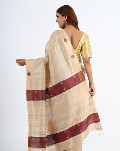 BEIGE TUSSAR SILK SAREE WITH GEOMETRIC PALLU