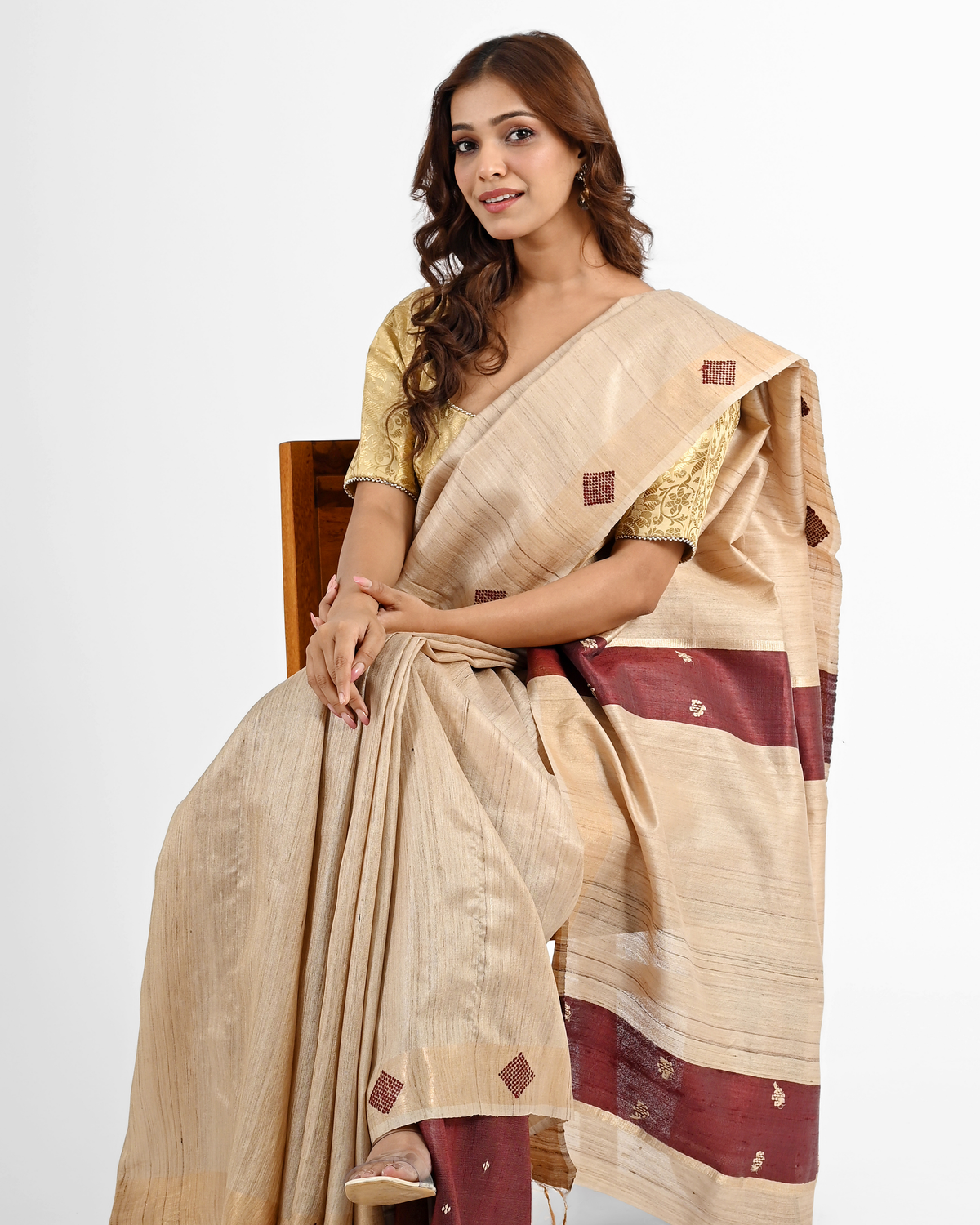 BEIGE TUSSAR SILK SAREE WITH GEOMETRIC PALLU