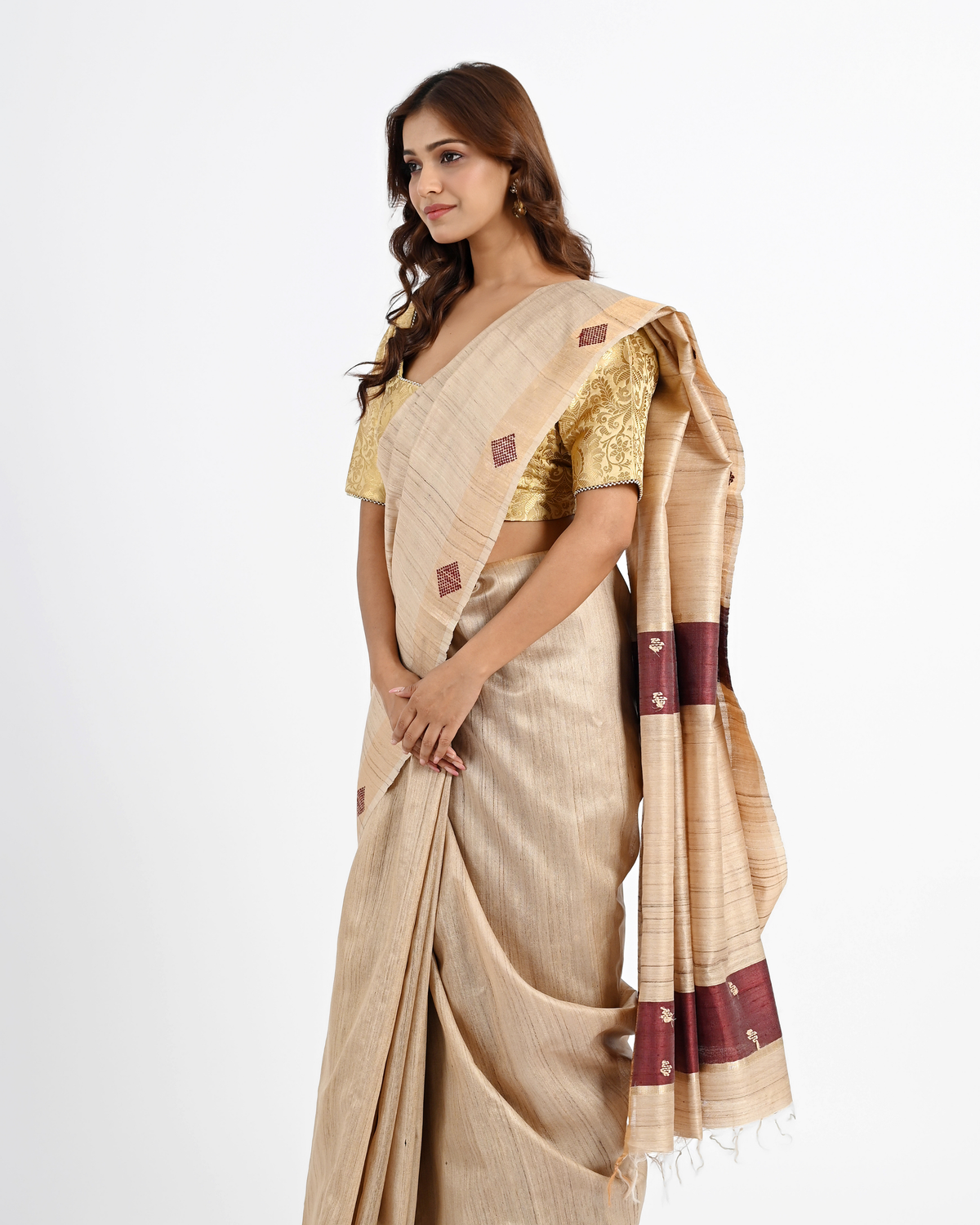 BEIGE TUSSAR SILK SAREE WITH GEOMETRIC PALLU