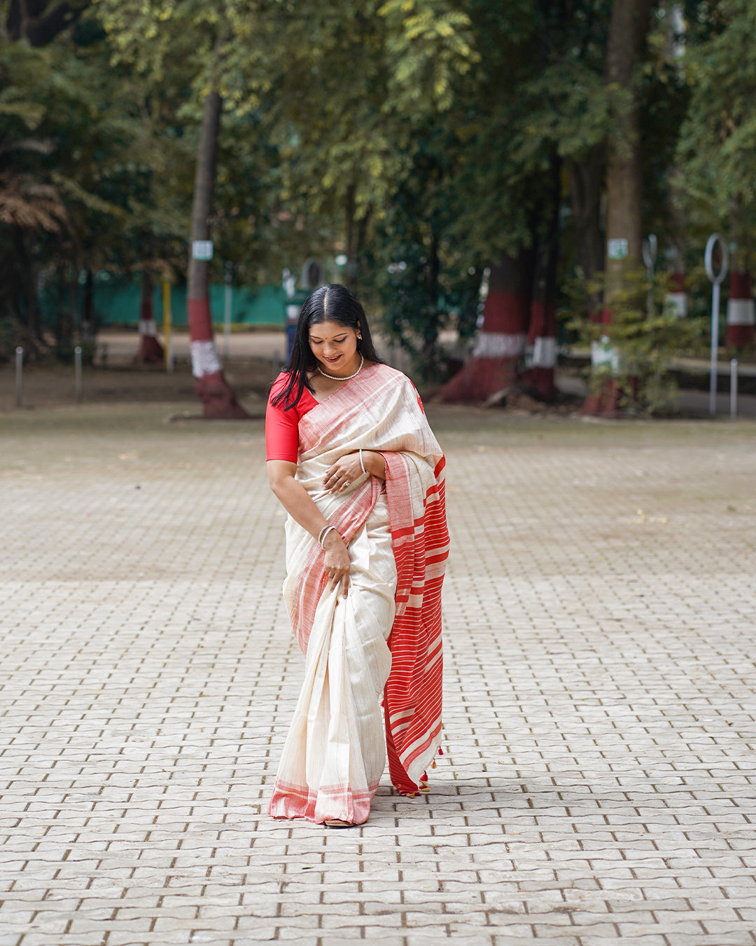 OFF-WHITE & RED GHICHA SILK SAREE