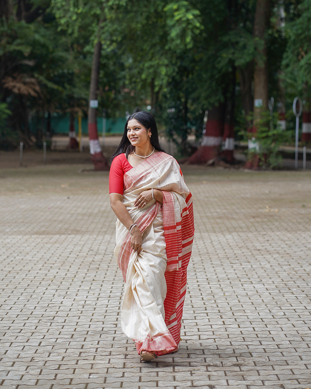 OFF-WHITE & RED GHICHA SILK SAREE
