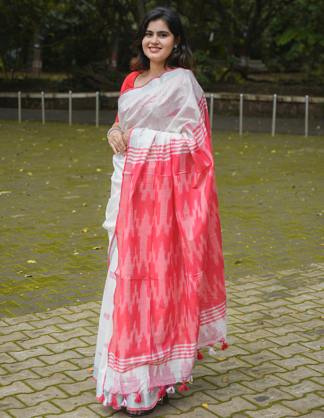 WHITE & PINK HANDWOVEN COTTON IKAT SAREE