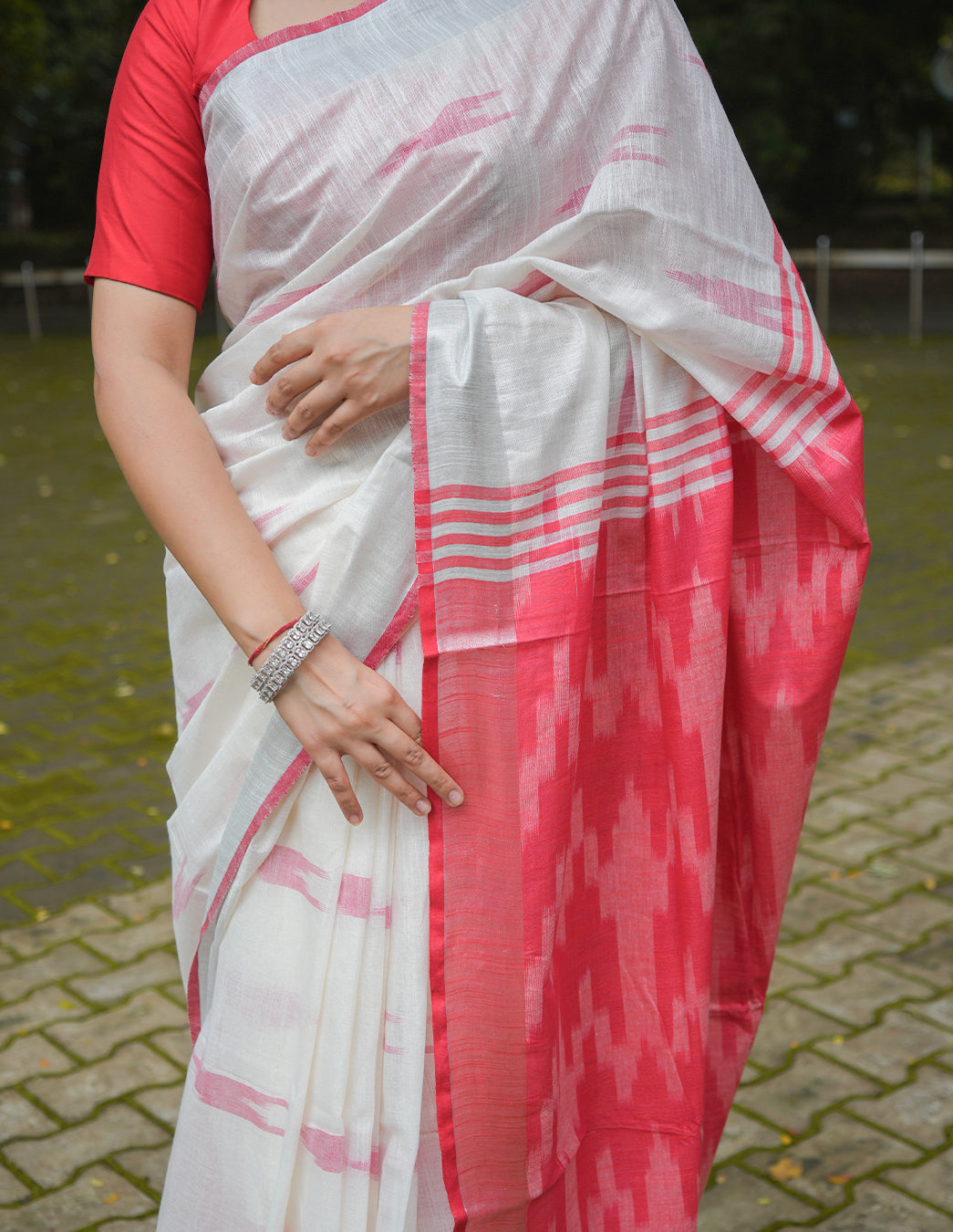 WHITE & PINK HANDWOVEN COTTON IKAT SAREE