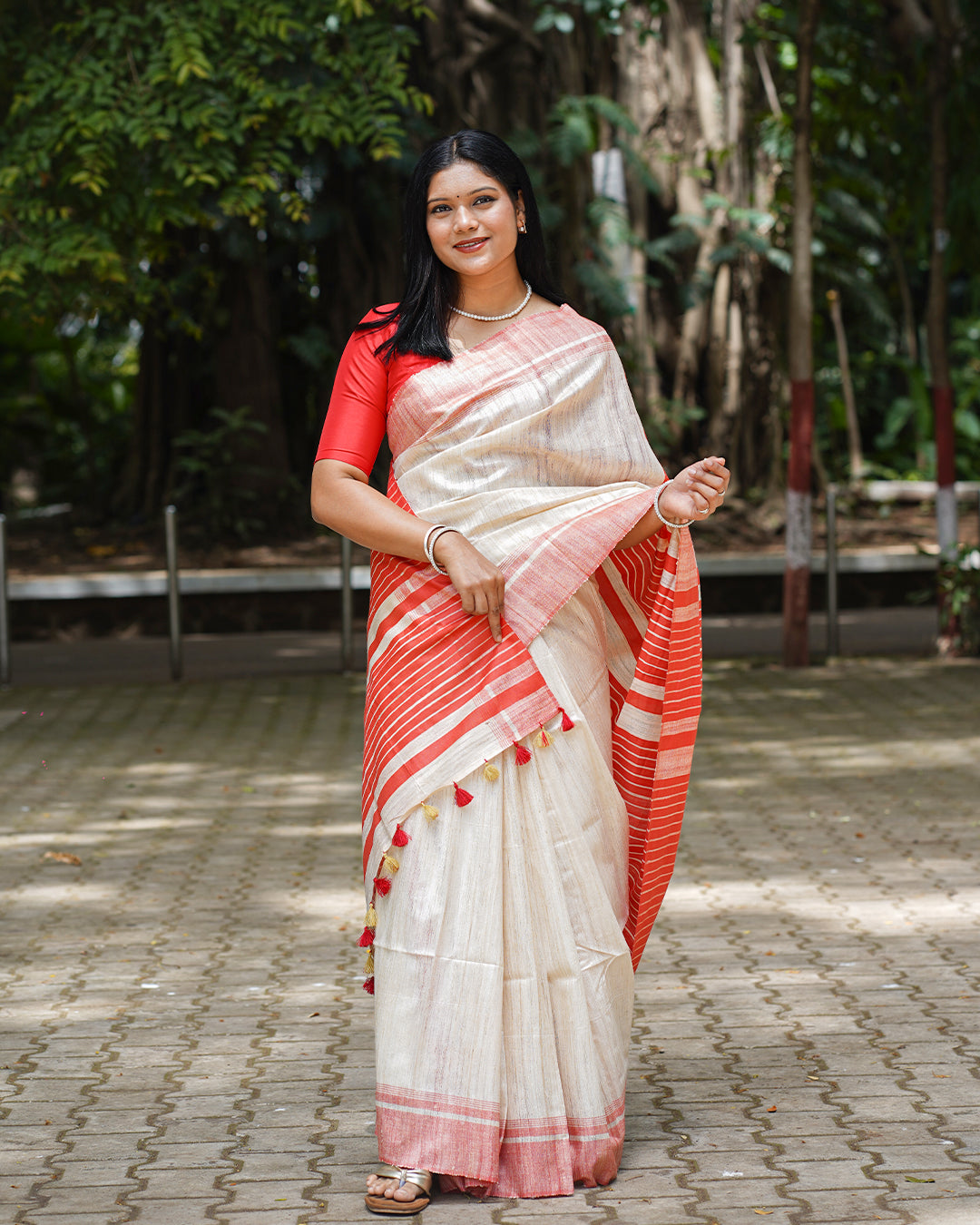OFF-WHITE & RED GHICHA SILK SAREE
