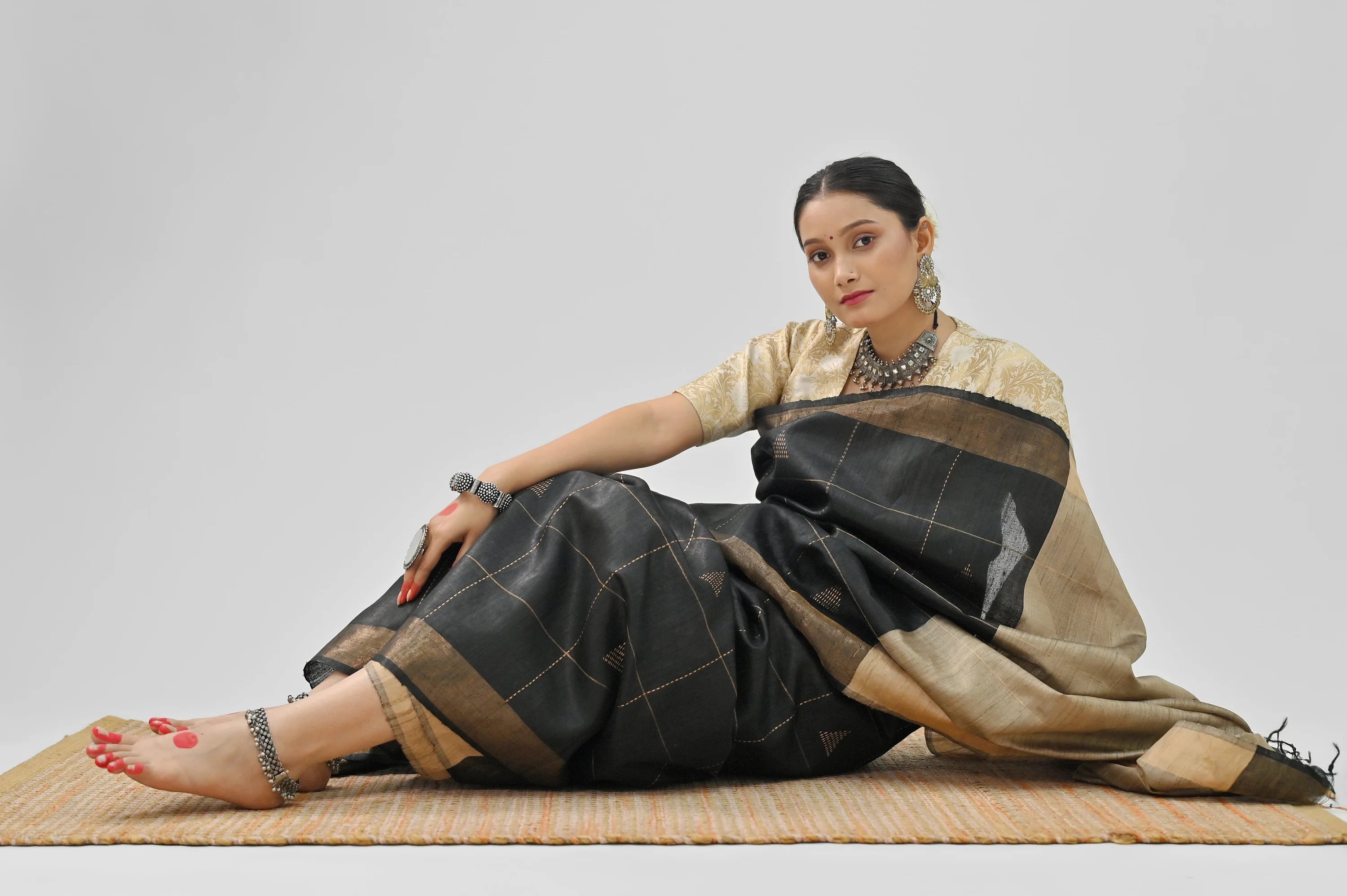BLACK DUPION SILK SAREE WITH BEIGE PALLU - Hand - woven